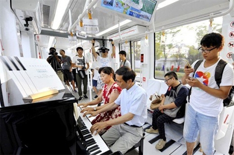 【中国江苏网】帅呆了!高新区有轨电车上竟然有人弹钢琴